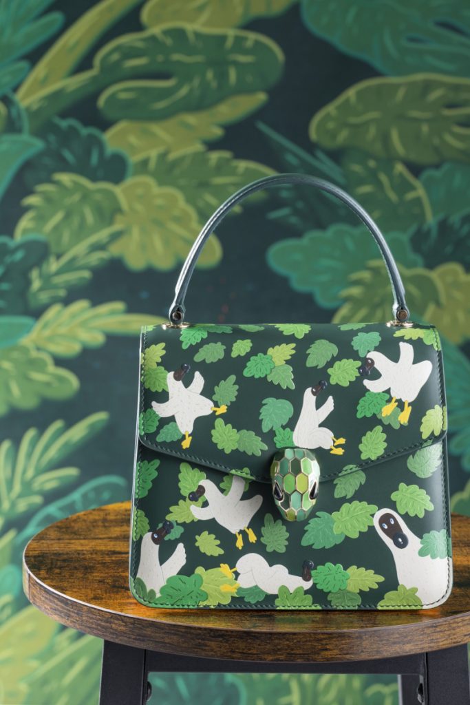A beautiful bag from Bulgari with leaves on it and a beautiful embossed bag clip. The Day version features an imaginary forest with green leaves embossed on the calf leather body, exalting the three-dimensional effect and dynamic texture of the image.
